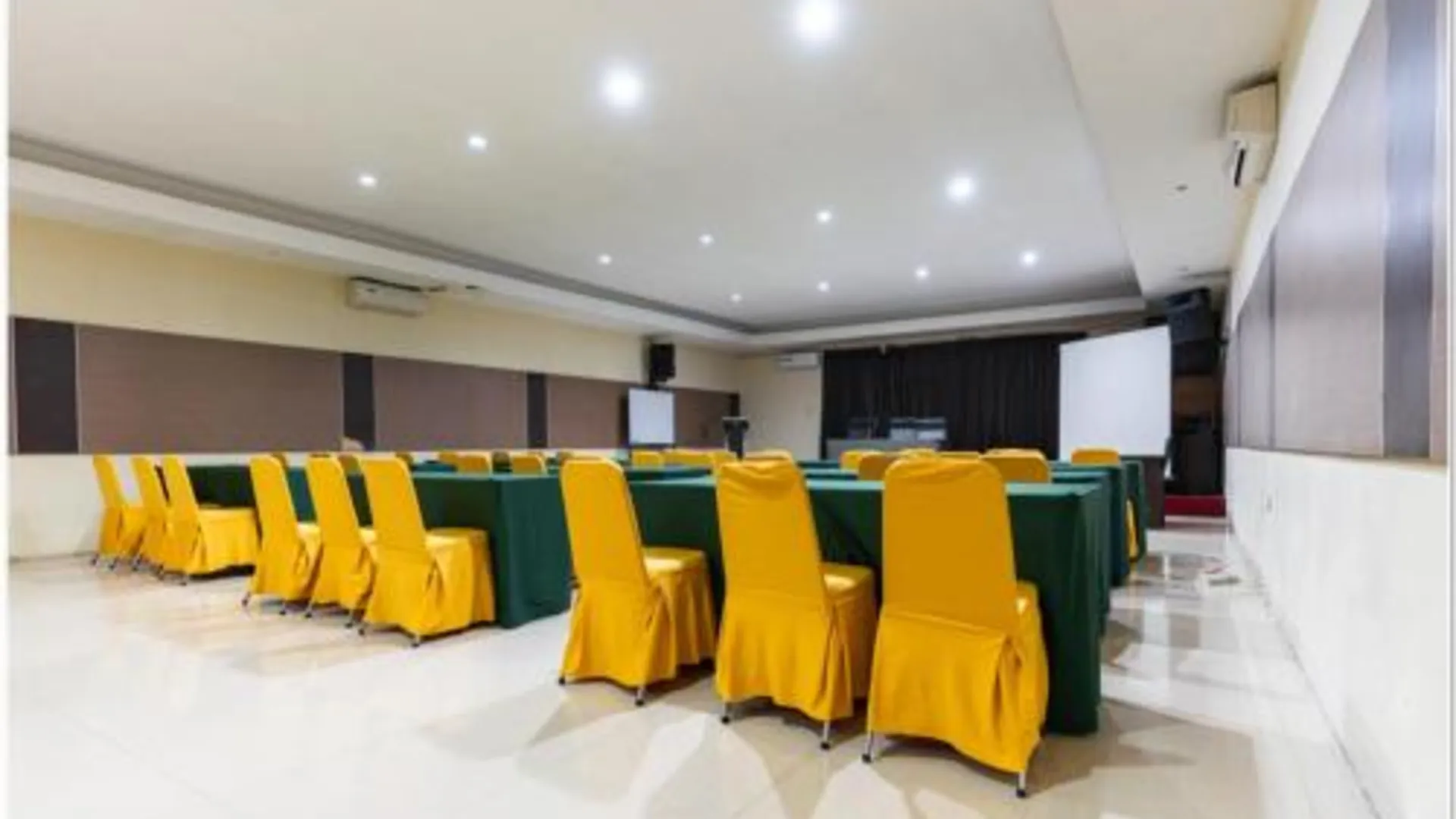 마카사르 RedDoorz Plus @ Hertasning Area Makassar 3성급 호텔 전망