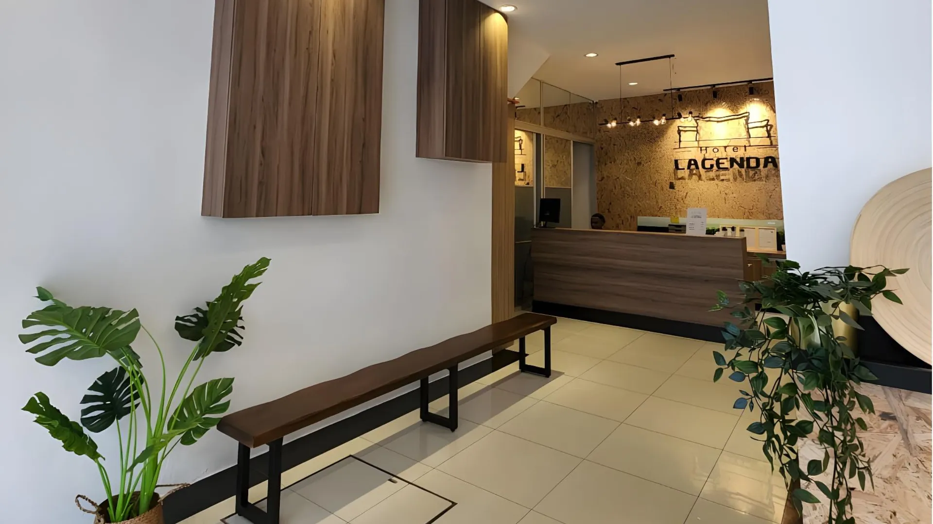 후탄 멜린탕 호텔 라젠다 1성급 호텔 로비