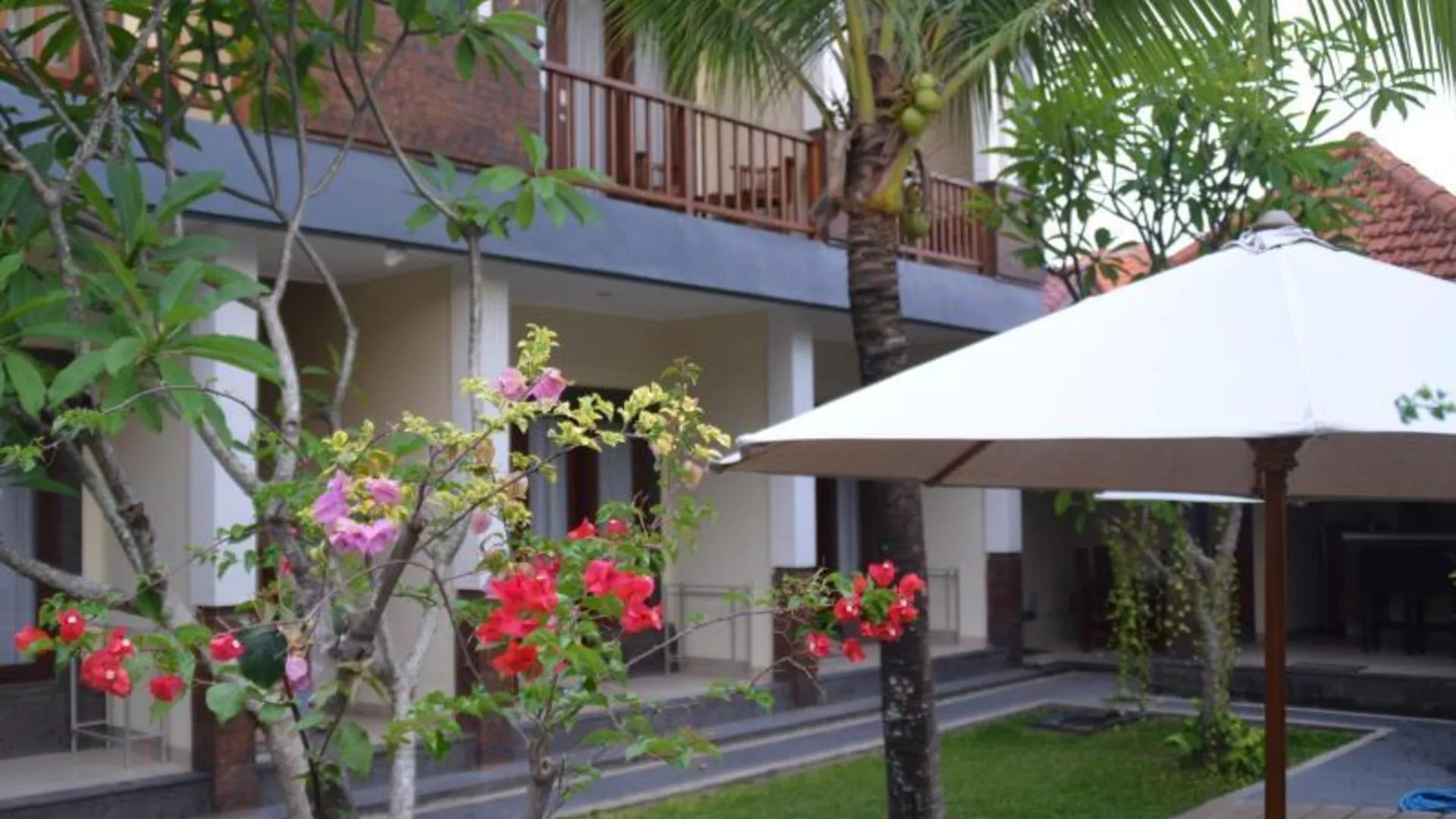 발리 다부미토 게스트하우스 2성급 호텔 외관