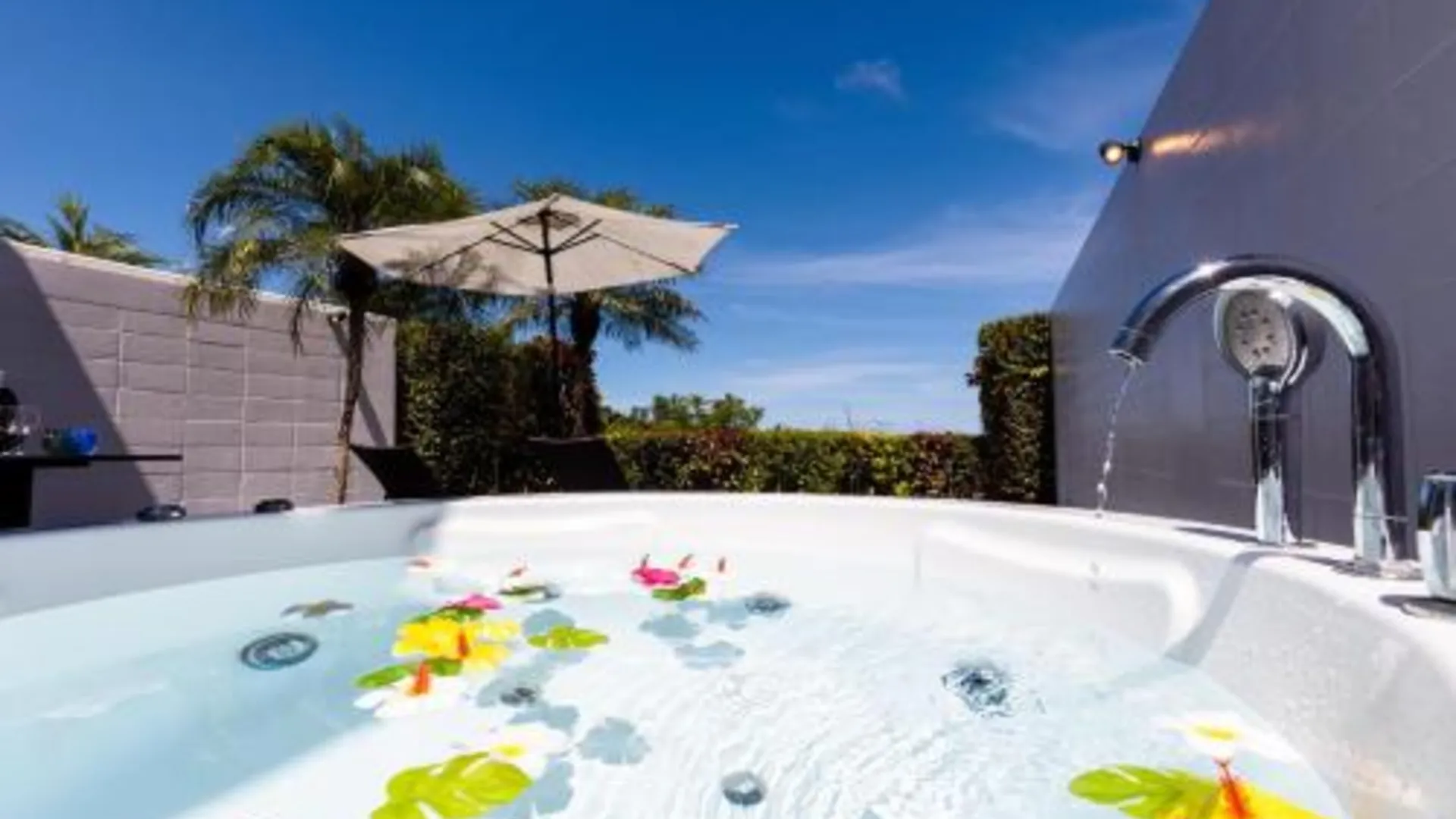 오키나와 본섬 Alpha Terrace Motobu Hills 3성급 게스트하우스 외관