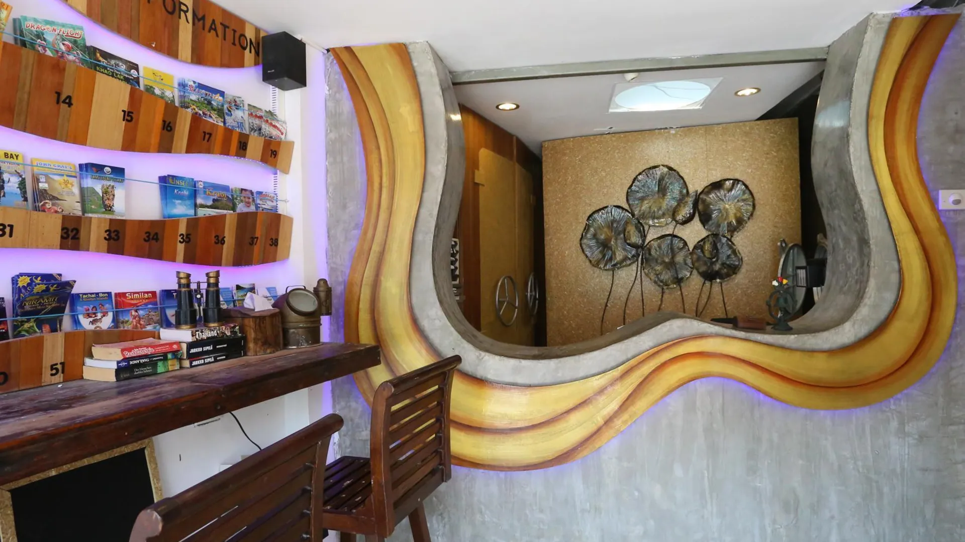 푸켓 반 카말라 백팩커 2성급 호텔 전망