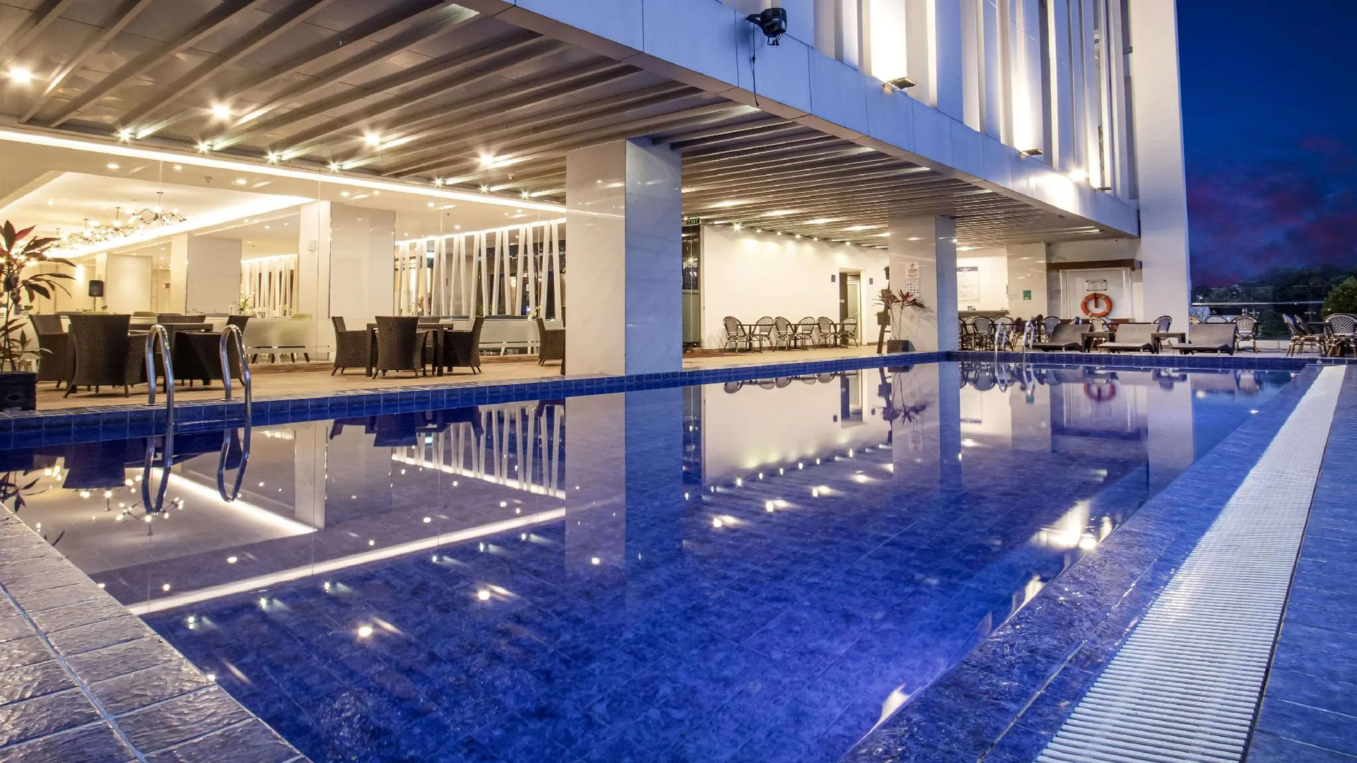 마카사르 골든 튤립 에센셜 마카사르 3성급 호텔 로비