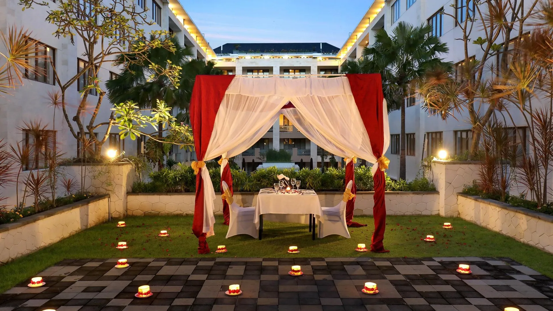 발리 애스톤 쿠타 호텔 앤 레지던스 4성급 호텔 외관