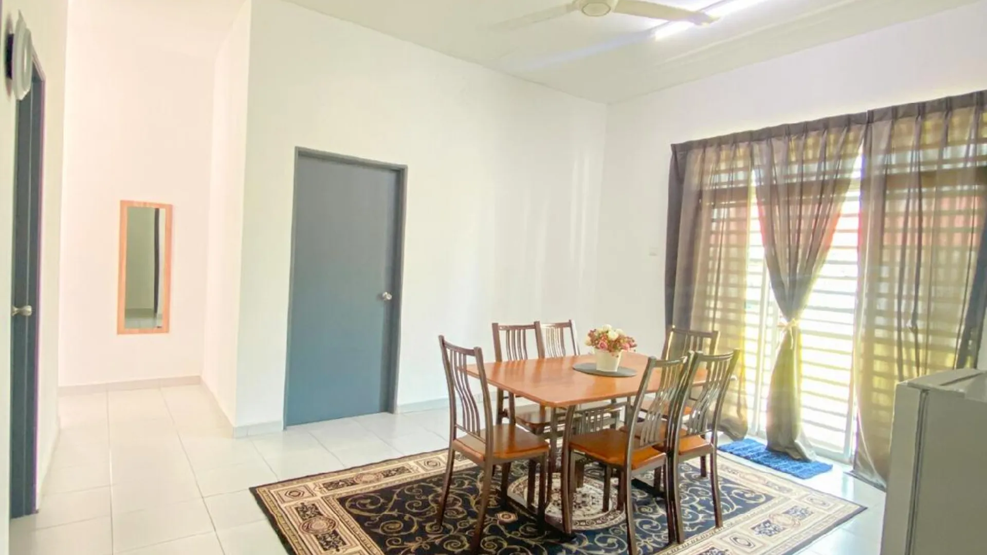 추카이 캄풍 부킷 쿠앙의 프라이빗 하우스 (m², 침실 3개, 프라이빗 욕실 1개) 3성급 게스트하우스 레스토랑