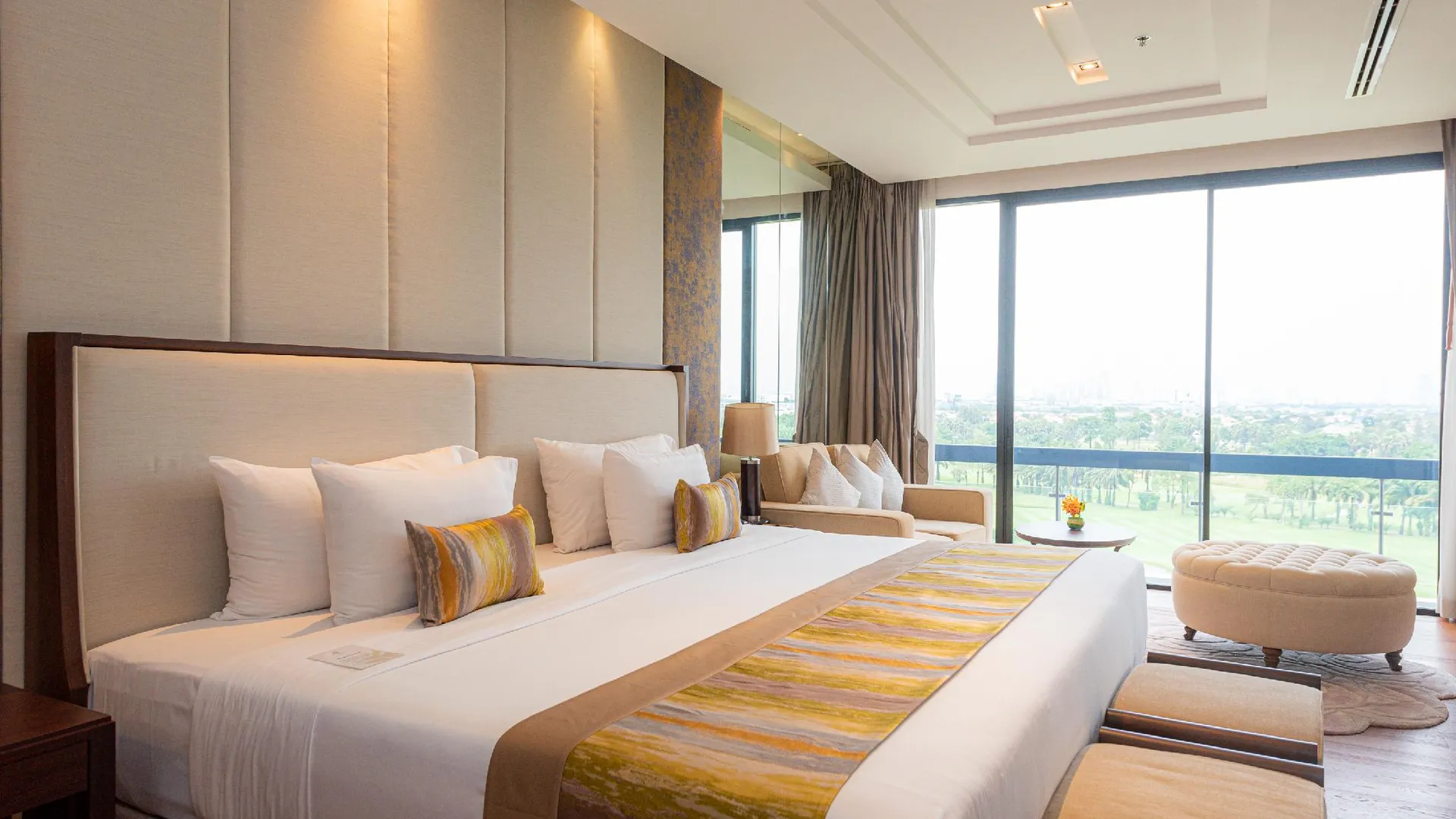 방콕 서밋 윈드밀 골프 스위트 호텔 @수완나품 5성급 호텔 전망