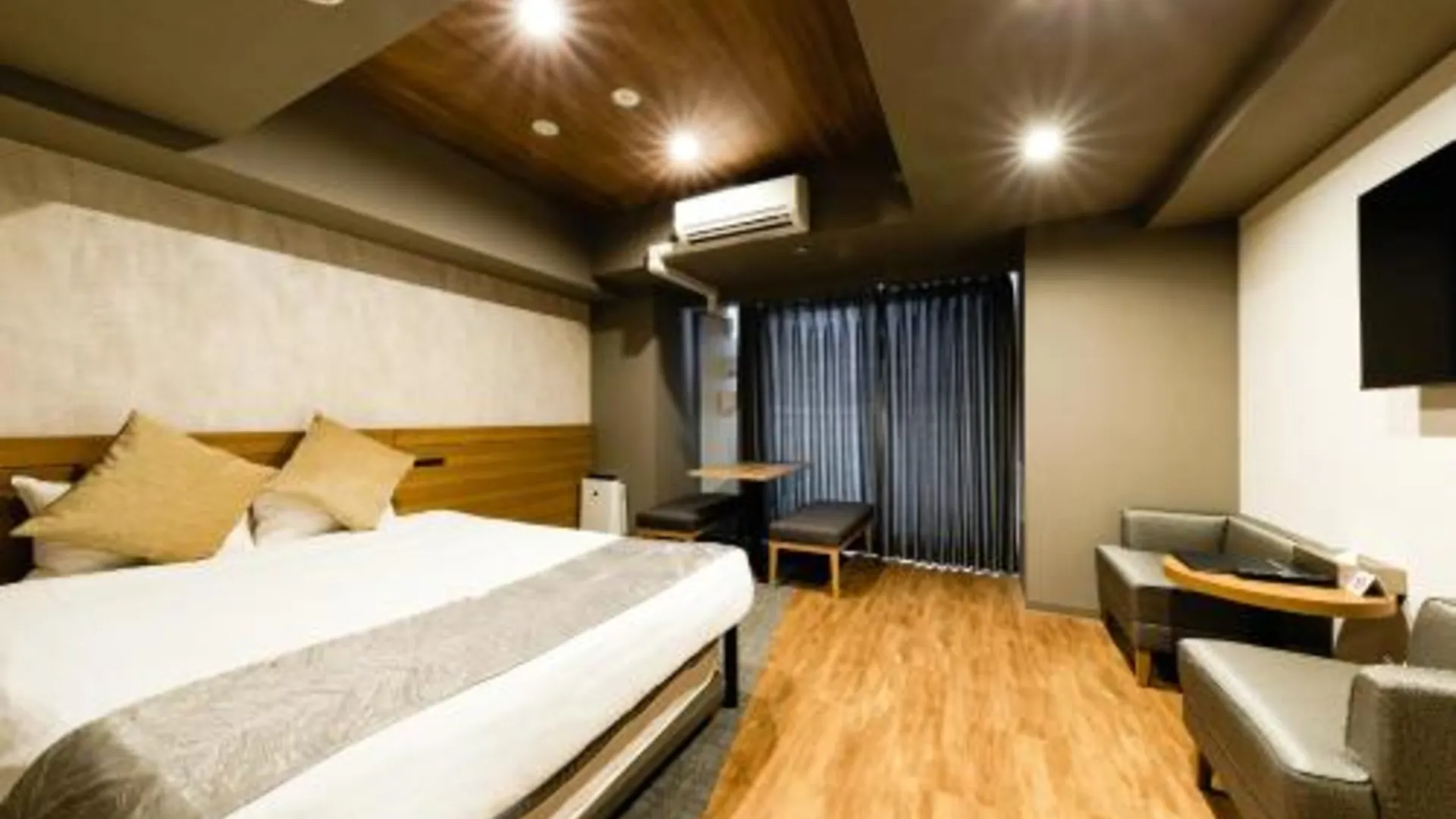 오사카 TAKUTO HOTEL 신사이바시 3성급 호텔 스위트룸