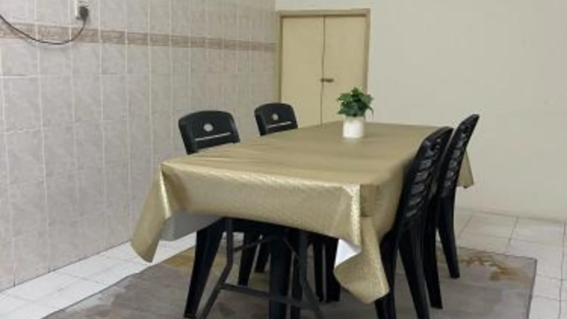 이포 탐분의 프라이빗 하우스 (m², 침실 4개, 프라이빗 욕실 3개) 2성급 게스트하우스 레스토랑