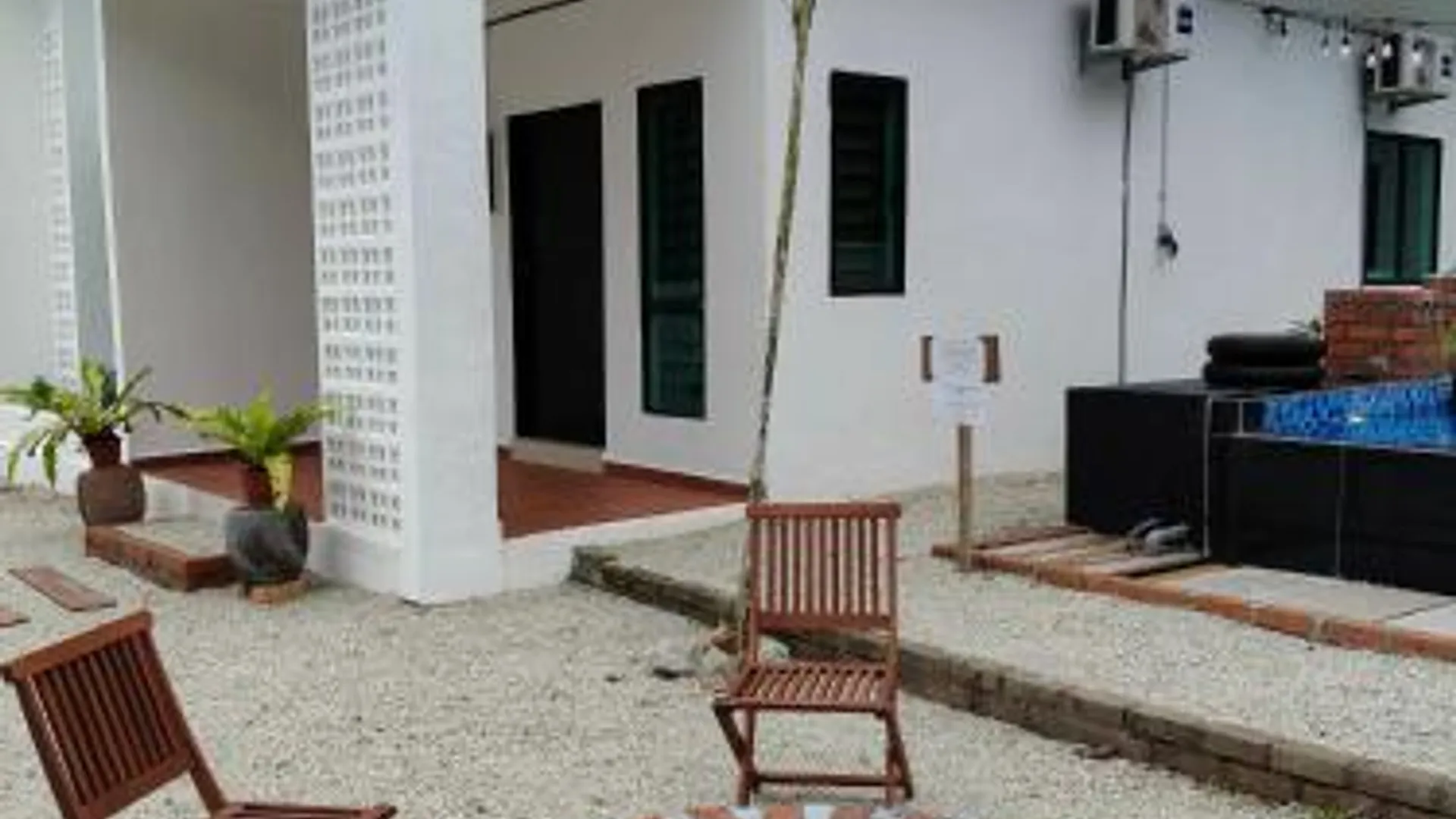 부킷 감비르 무아르 시티 센터의 프라이빗 하우스 (68m², 침실 3개, 프라이빗 욕실 2개) 4성급 게스트하우스 수영장