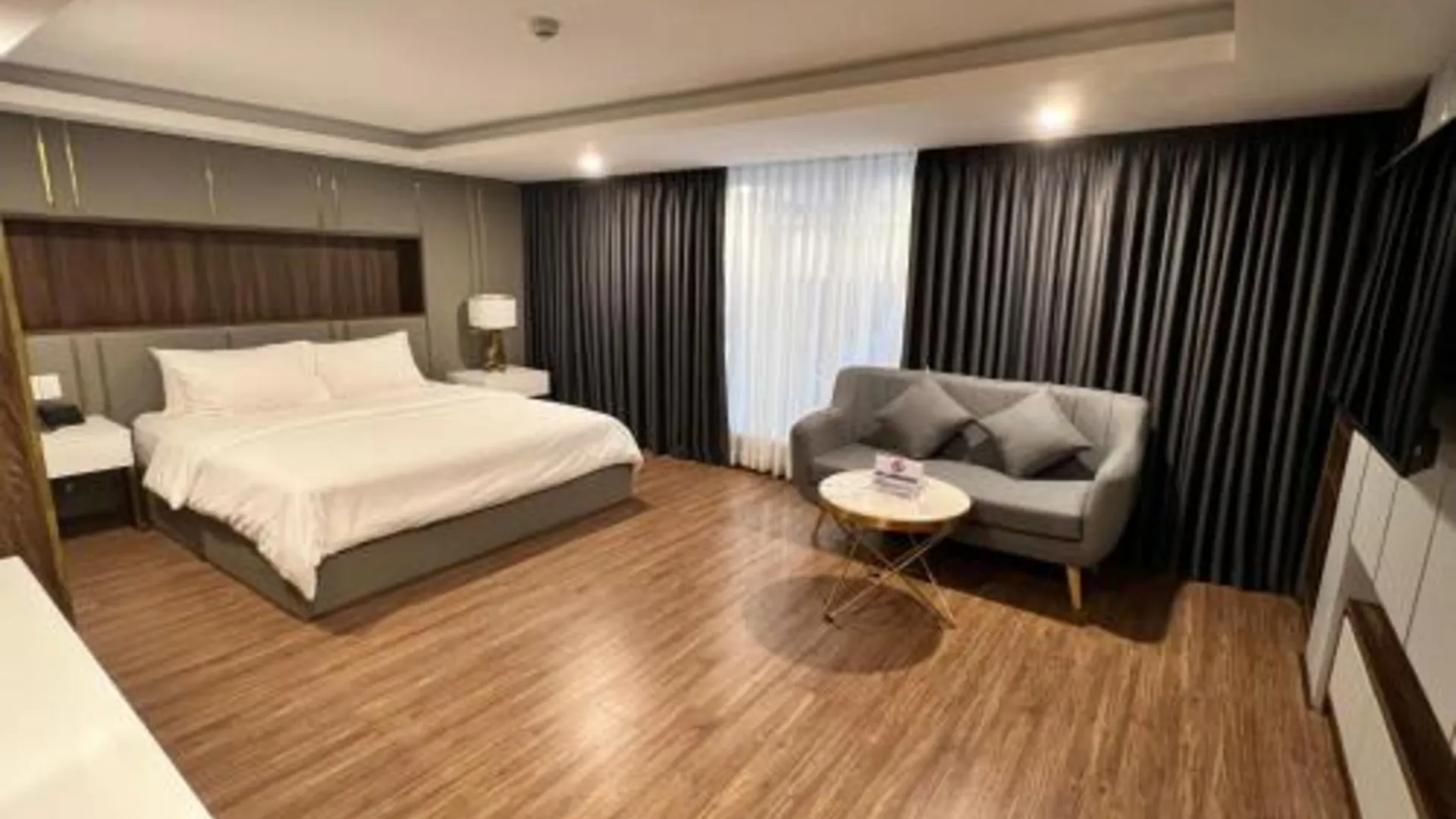 호치민 Nam Hy 1 Hotel 2성급 호텔 스위트룸