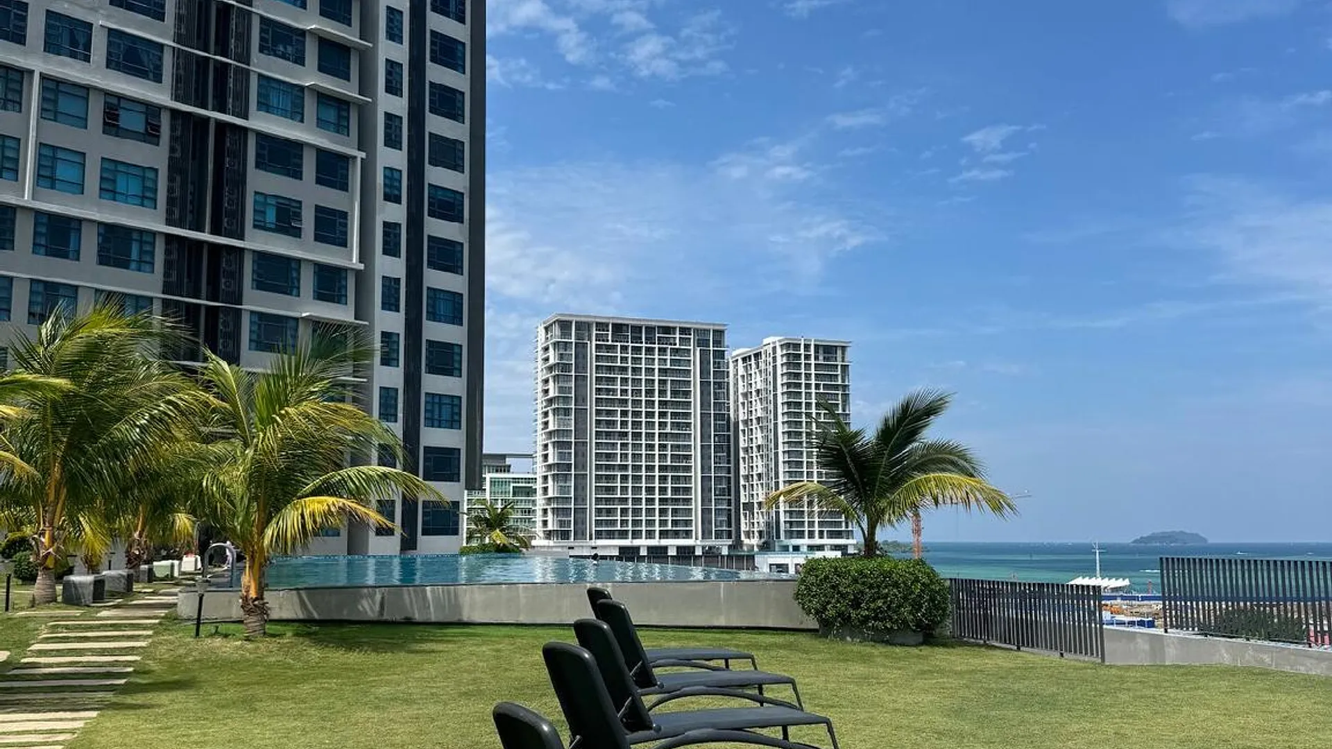 코타키나발루 시티 센터의 아파트먼트 (705m², 침실 2개, 프라이빗 욕실 2개) 4성급 싱글룸 수영장