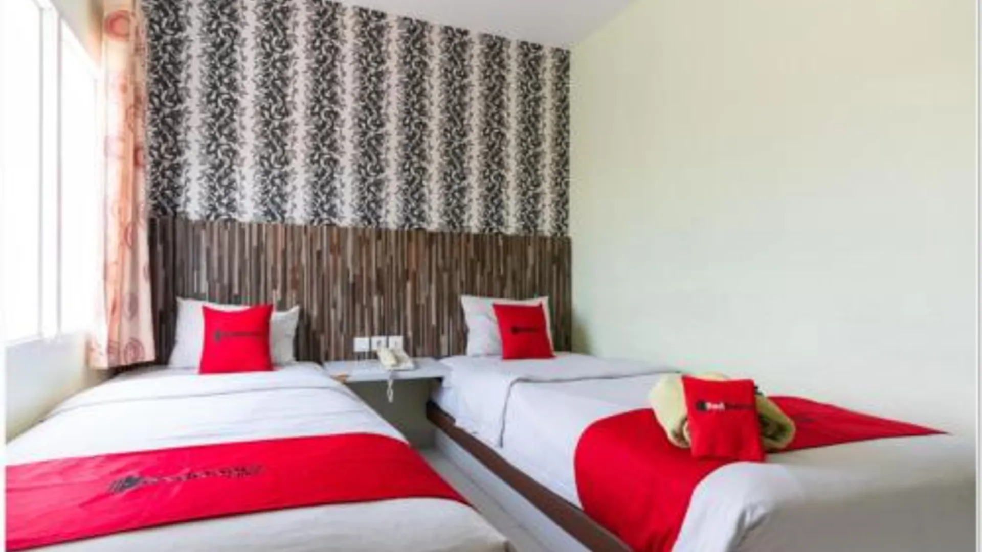 마카사르 RedDoorz Plus @ Hertasning Area Makassar 3성급 호텔 레스토랑