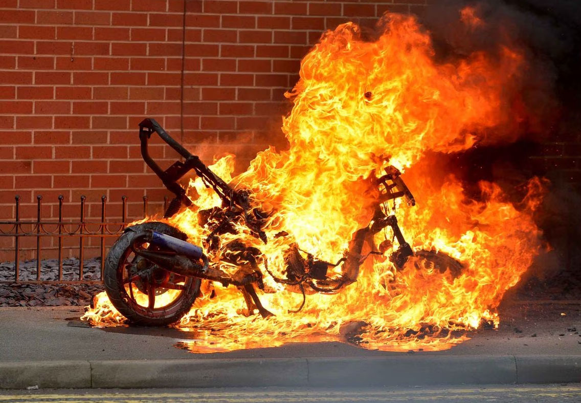 Quy định 2023 đốt xe máy của chính mình có bị xử phạt không?