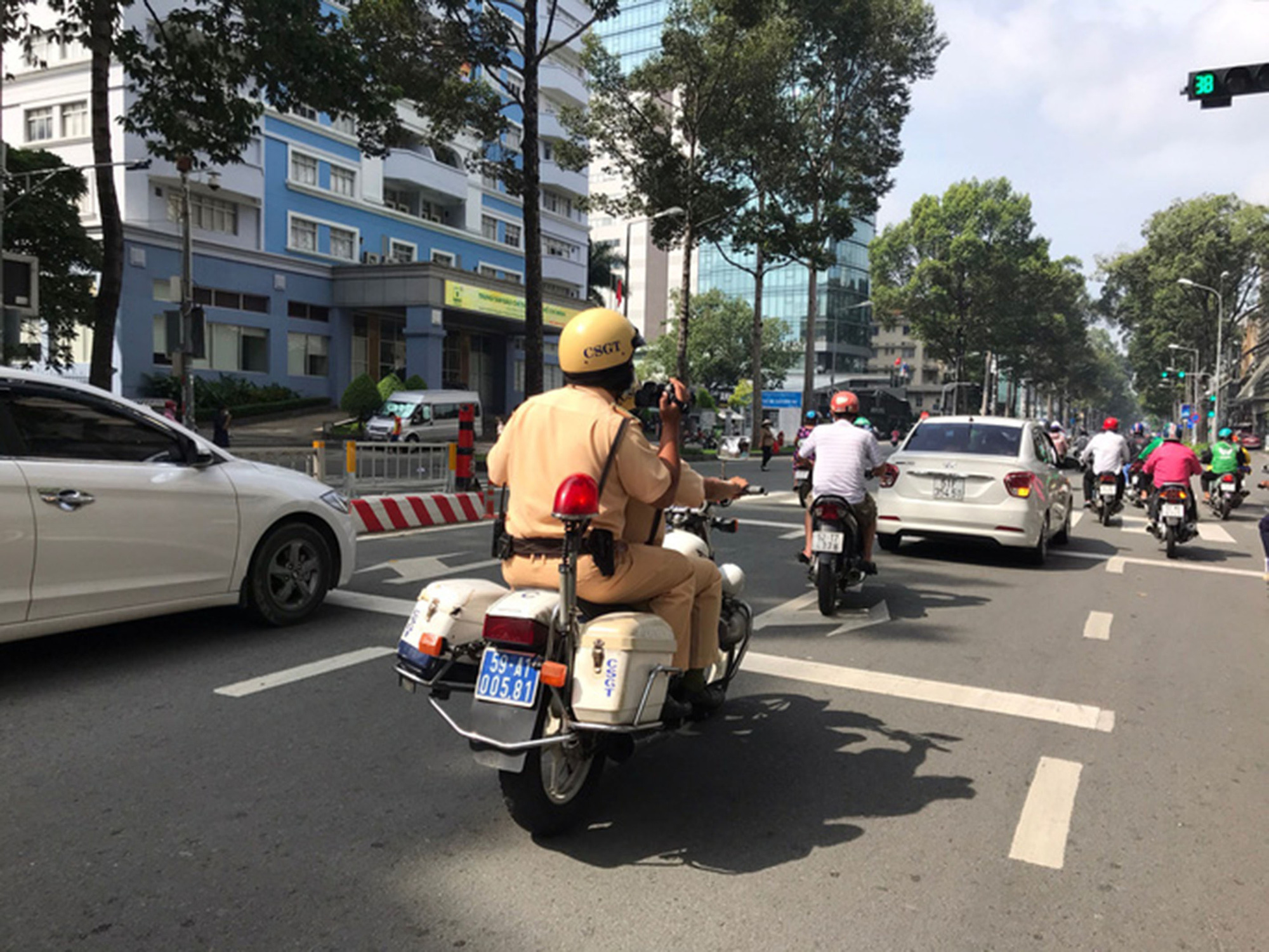 Những điều cảnh sát giao thông không được làm khi dừng xe?