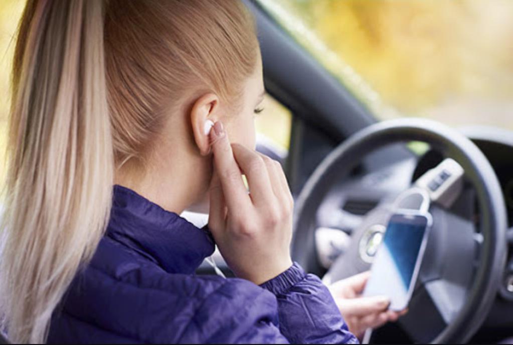 Quy định chi tiết khi sử dụng tai nghe khi lái xe có bị phạt?