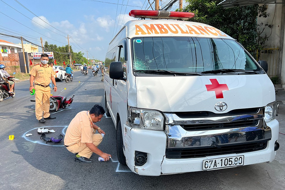 Xe cấp cứu có được vượt đèn đỏ không theo quy định 2023