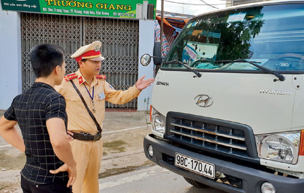 Hiện nay khi xe taxi không có phù hiệu phạt bao nhiêu tiền?