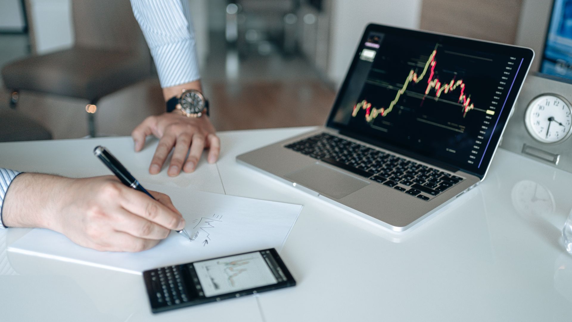 Global Economy Navigates Inflation, Rate Hikes, and Geopolitical Risks