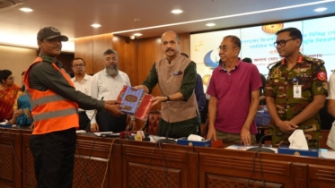 ৮শ দারোয়ানকে মেয়র আতিকের শাড়ি-লুঙ্গি বিতরণ