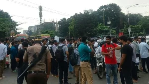 প্রশ্নফাঁসের অভিযোগ: নিয়োগ পরীক্ষা স্থগিতের প্রতিবাদে সড়কে অবস্থান