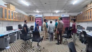‘এখন থেকে ভাড়া শীর্ষ সন্ত্রাসী ইমনকে দিতে হবে’ বলে কুরিয়ার গুদামে হামলা, ভাঙচুর ও লুটপাট