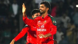 টানা দুই ওভারে দুই উইকেট সাইফের, লড়াইয়ে ফিরলো বাংলাদেশ