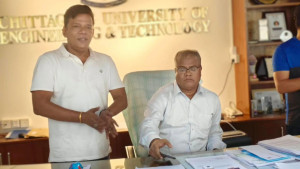 চুয়েটে প্রশাসনিক ভবনের তালা ভেঙে প্রবেশ করলেন নতুন উপাচার্য