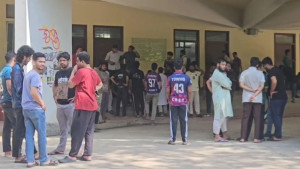 তালা ভেঙে দপ্তরে ঢুকলেন ভিসি, শিক্ষার্থীদের নতুন কর্মসূচি ঘোষণা