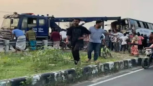 টাঙ্গাইলে বাস-পিকআপ-মোটরসাইকেলে সংঘর্ষে নিহত ২