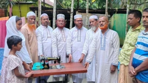 বিএনপি নেতার বিধবা স্ত্রীকে জামায়াতের সেলাই মেশিন উপহার