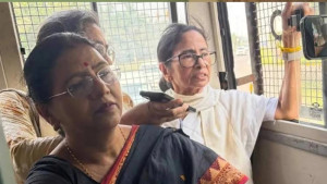 প্রিজন ভ্যানে বসে গান গাইলেন মমতা, ভিডিও ভাইরাল