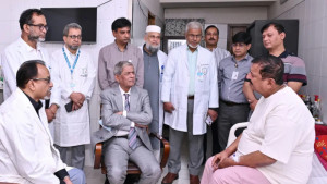 ভূমিমন্ত্রীকে দেখতে হাসপাতালে রাষ্ট্রপতি