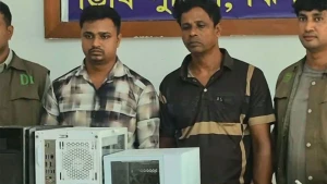 অনলাইন জুয়া খেলার সরঞ্জামসহ বাবা-ছেলে আটক