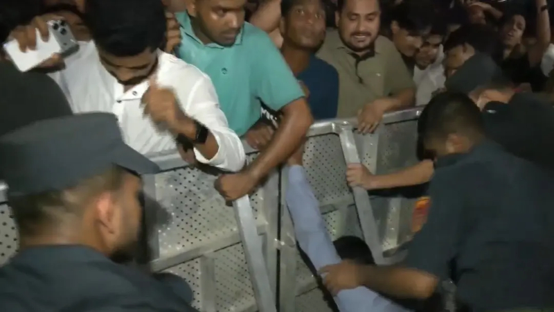জেমসের কনসার্টে বিশৃঙ্খলা, নিরাপত্তা নিয়ে আয়োজকদের সমালোচনা
