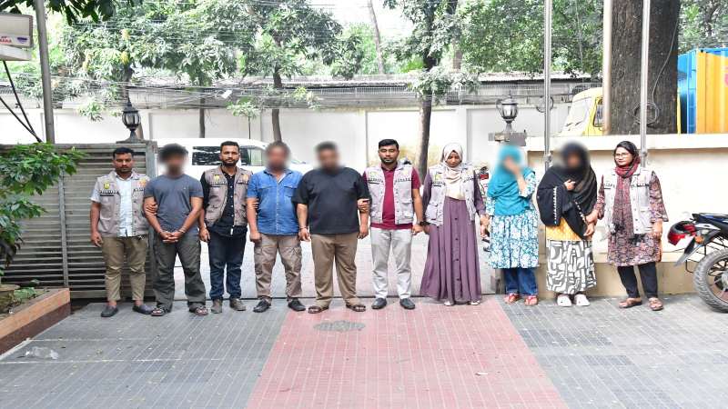 প্রেমের ফাঁদে ডেকে নির্যাতন, আপত্তিকর ছবি দিয়ে ব্ল্যাকমেইল; মূল হোতাসহ গ্রেপ্তার ৫