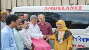 রাবিতে অত্যাধুনিক দুটি নতুন অ্যাম্বুলেন্স আনলো প্রশাসন