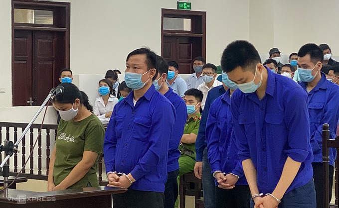 Lê Văn Quang (đứng giữa hàng đầu) và đồng phạm nghe tuyên án. Ảnh: Văn Bình