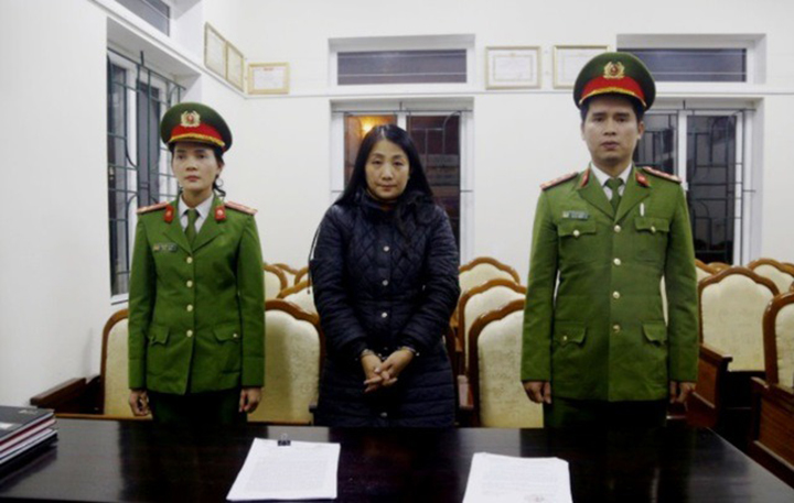 Nguyễn Thị Thanh Hóa (đứng giữa) bị bắt về tội lừa đảo chiếm đoạt tài sản. Ảnh Quý Ngà
