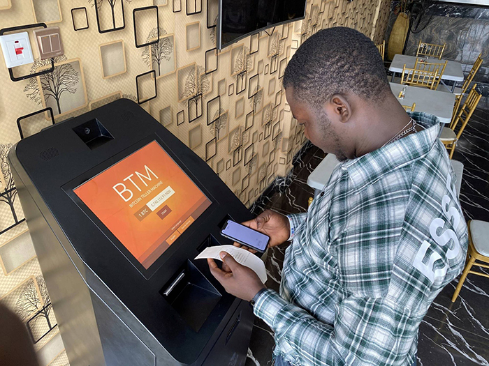 Máy mua Bitcoin bằng naira đặt tại Lagos. Tính đến tháng 6/2020, các giao dịch tiền mã hóa ra/vào châu Phi hàng tháng đã tăng lên 316 triệu USD. Ảnh: Reuters.