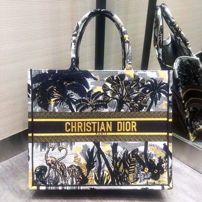 Túi xách Lady DLite được Dior mang trở lại sàn diễn trong BST XuânHè 2020