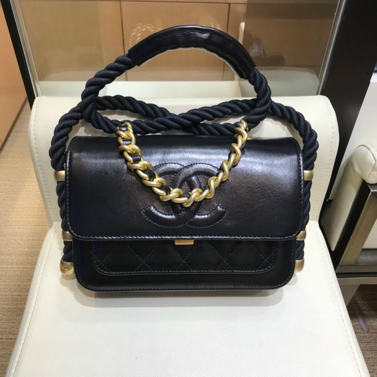 Túi Chanel Classic Bag từ da bê kim loại đen và pha