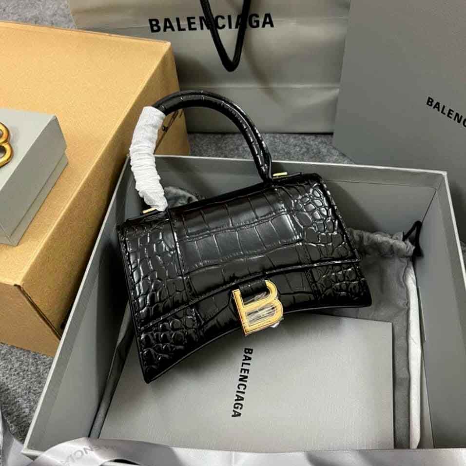 Thương hiệu xa xỉ Balenciaga tung mẫu dép cao gót Crocs có giá dự kiến  1000 USD