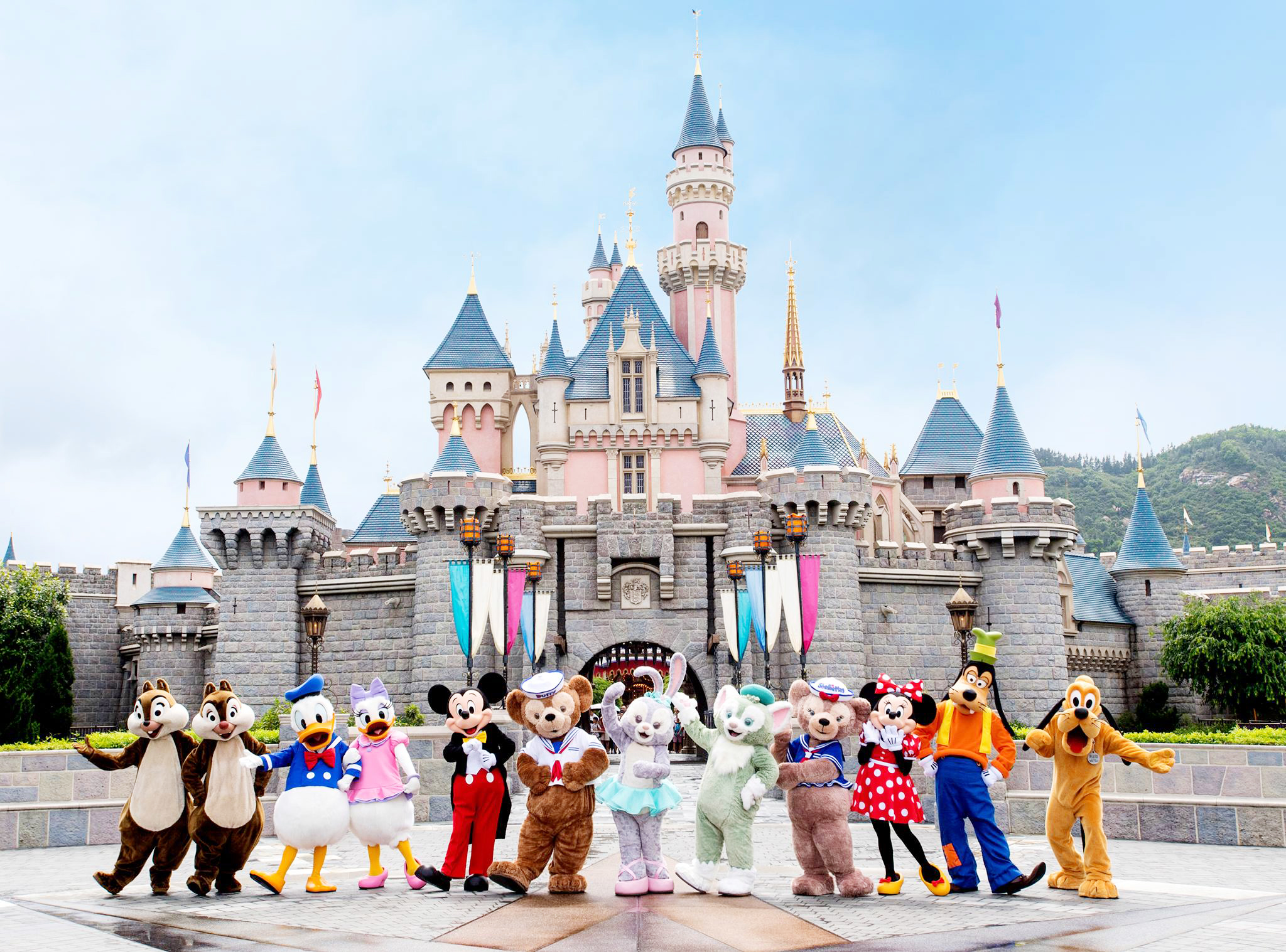 Диснейленд находится в городе. Где находится Disneyland в Америке. Парк Диснейленд. Hong Kong Disneyland (Диснейленд Гонконга). Парк Уолт Дисней в Париже.