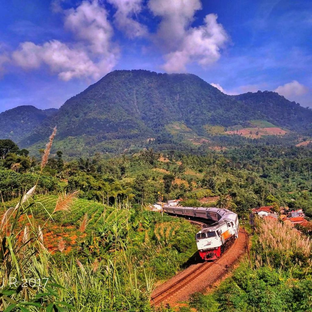 7 Jalur Kereta Api Indah Indonesia Untuk Perjalanan Liburan Tak