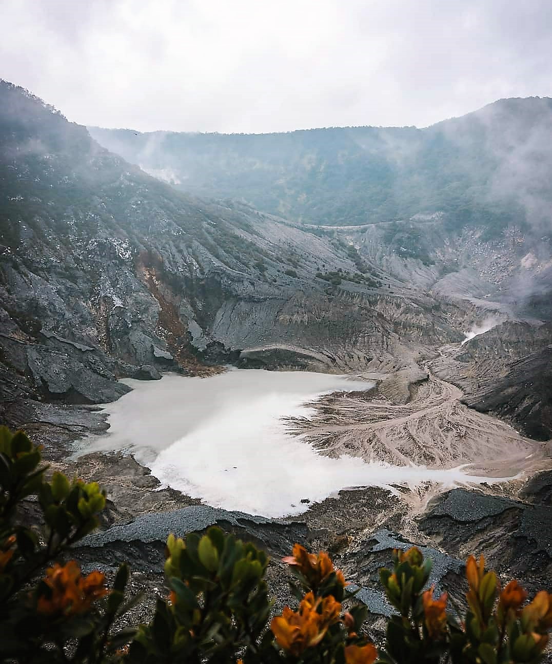 Masih Berpotensi Erupsi Kawasan Wisata Tangkuban Perahu  