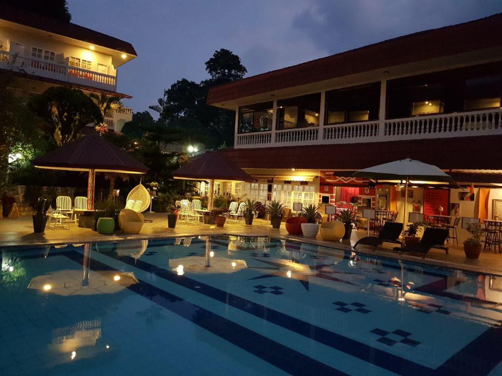 Daya Tarik 5 Hotel di Sekitar Danau Toba dengan View Kolam Renang yang Instagrambel