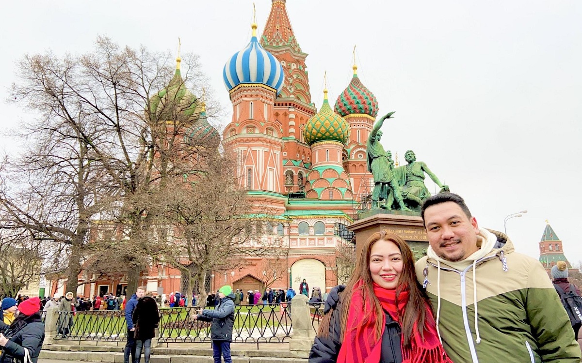 We are going to visit moscow. Семья на красной площади. Открыта ли сейчас красная площадь. Борн красная площадь. Гоша Бергал красная площадь.