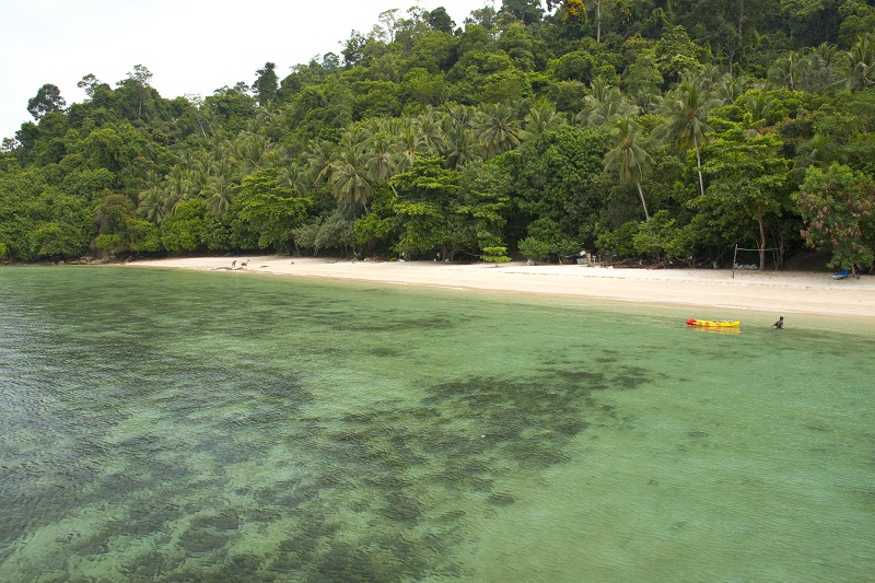 Things to do in Sabah: beach-hopping