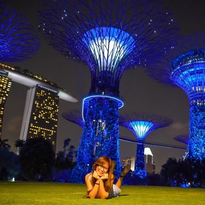 Bạn là người đam mê sống ảo và muốn khám phá những địa điểm hot nhất tại Singapore? Hãy đến với công viên Supertree Grove ở Gardens by the Bay. Đây là một trong những địa điểm sống ảo được yêu thích nhất tại đất nước sư tử, bạn sẽ được phiêu lưu khám phá nhiều cảnh quan lộng lẫy, khác lạ và đầy sáng tạo.