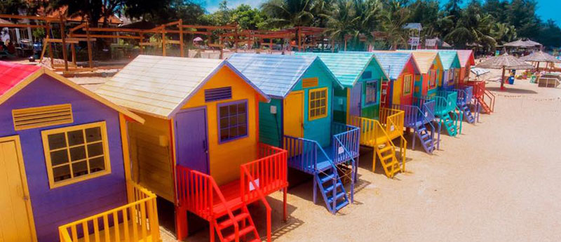 Những căn lều đue màu sắc tại Coco Beach Camp