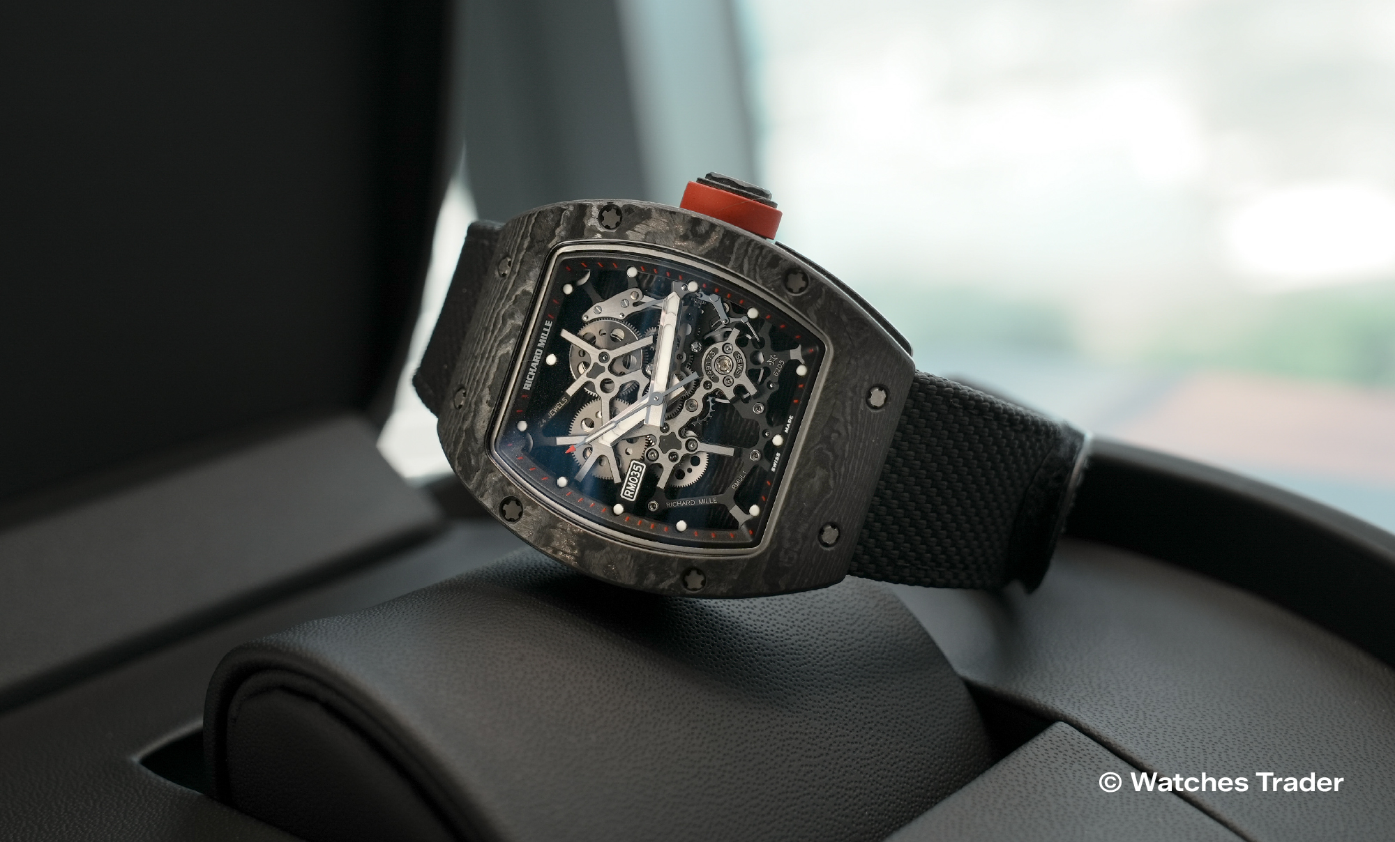 Nampan beludru hijau berisi jam tangan mewah Richard Mille dalam berbagai warna di booth Watches Trader